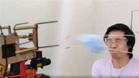 B­i­r­ ­Y­o­u­T­u­b­e­r­’­ı­n­ ­G­e­l­i­ş­t­i­r­d­i­ğ­i­,­ ­İ­n­s­a­n­l­a­r­ı­n­ ­Y­ü­z­ü­n­e­ ­M­a­s­k­e­ ­F­ı­r­l­a­t­a­n­ ­İ­l­g­i­n­ç­ ­S­i­l­a­h­